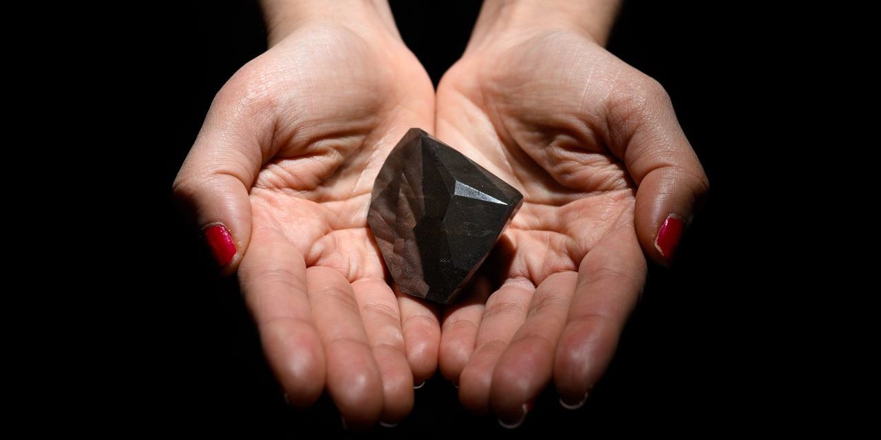 Weltgrößter geschliffener Diamant für Millionen versteigert
