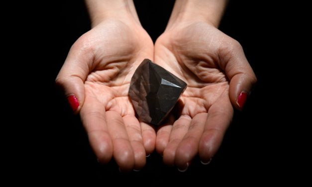 Enigma: Weltgrößter geschliffener Diamant für Millionen versteigert