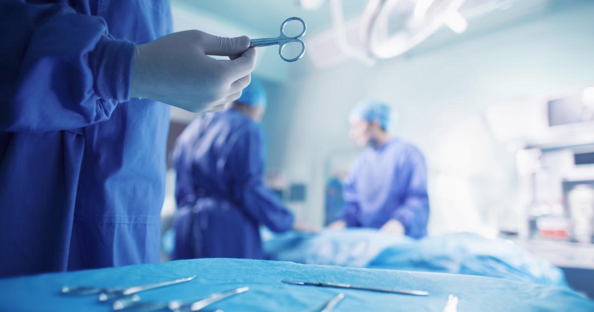 Hand von Baggerschaufel zerquetscht: Was Mikrochirurgen heute leisten