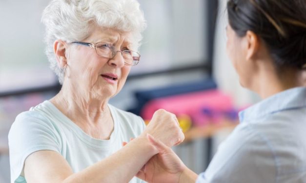 Warum das Gehen mit Gewichten bei Osteoporose helfen kann
