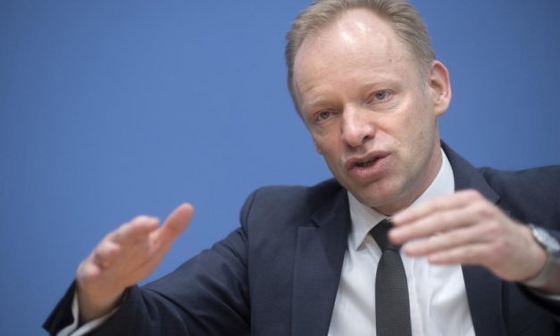Ukraine-Krise: Deutscher Top-Ökonom warnt vor Ölpreisschock