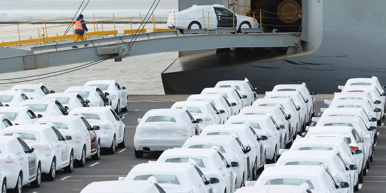 Volkswagen Frachtschiff mit Bentley und Porsche an Bord brennt im Atlantik, Feuer an Bord
