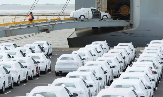 Volkswagen Frachtschiff mit Bentley und Porsche an Bord brennt im Atlantik, Schlepper zur Bergung unterwegs