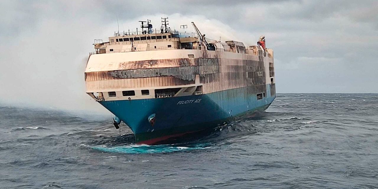 Volkswagen: Brand auf Schiff „Felicity Ace“ mit 1100 Porsche und VW-Elektroautos soll auf See gelöscht werden