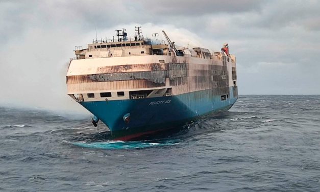 Volkswagen: Brand auf Schiff „Felicity Ace“ mit 1100 Porsche und VW-Elektroautos soll auf See gelöscht werden