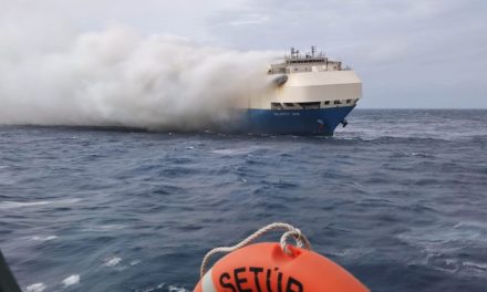 Smit Salvage soll die Autos auf dem brennenden Schiff „Felicity Ace“ löschen