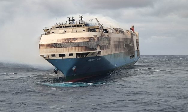 Volkswagen: Feuer auf Schiff „Felicity Ace“ mit 1100 Porsche und VW-Elektroautos ist aus, Frachter an Schlepper gebunden