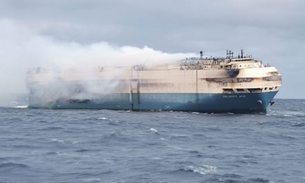 Frachter mit tausenden VW-Luxusautos sinkt vor den Azoren