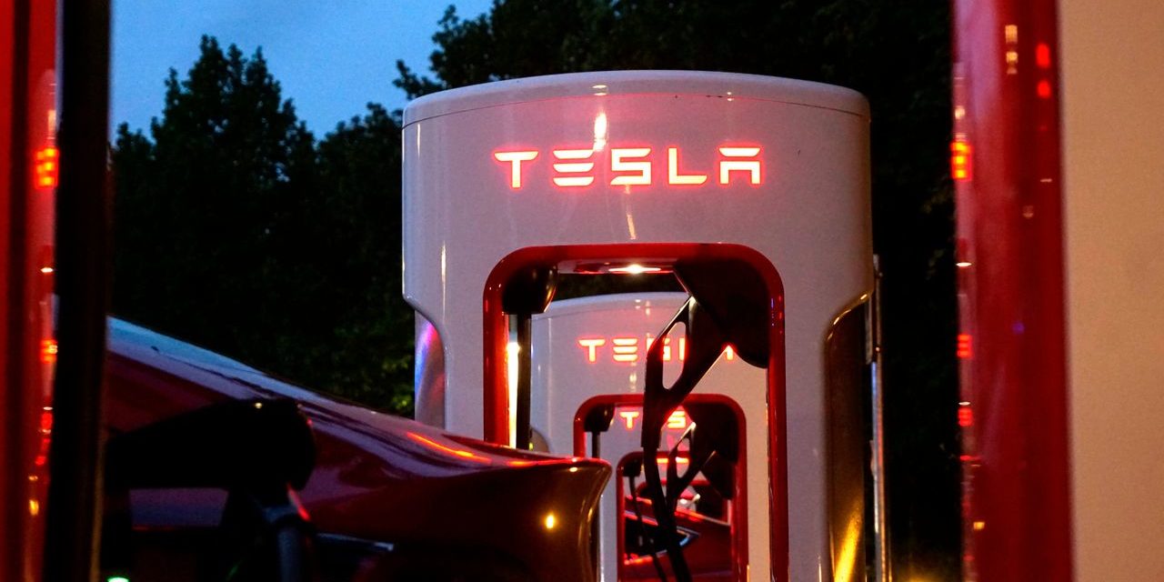 Tesla erhöht Preise an der Ladesäule für Elektroautos: Fastned und EnBW beobachten die Lage