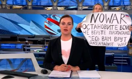 Ukraine-Newsblog: ++ Kriegsgegnerin unterbricht Live-Sendung im russischen TV ++ RWE sagt Bund Unterstützung in Ukraine-Krise zu ++ Bomben auf ukrainische Städte ++