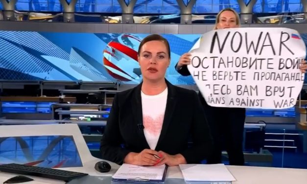 Ukraine-Newsblog: ++ Kriegsgegnerin unterbricht Live-Sendung im russischen TV ++ RWE sagt Bund Unterstützung in Ukraine-Krise zu ++ Bomben auf ukrainische Städte ++