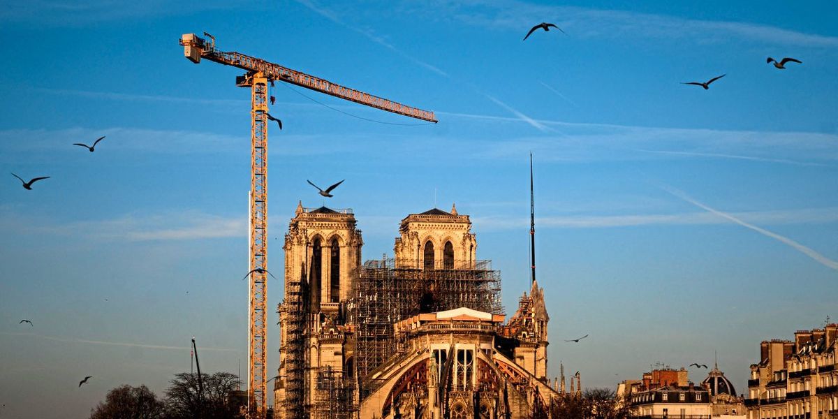 Sarkophag aus Blei unter Pariser Kathedrale Notre-Dame freigelegt