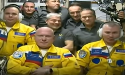 Drei Kosmonauten in gelb-blauen Anzügen bei der ISS angekommen