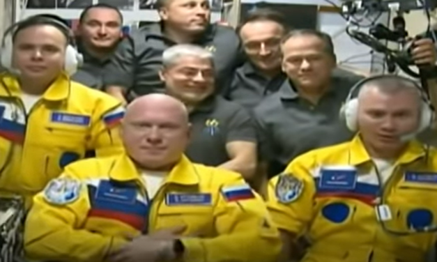 Drei Kosmonauten in gelb-blauen Anzügen bei der ISS angekommen