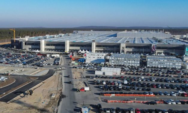 Tesla-Fabrik bei Berlin geht in Betrieb