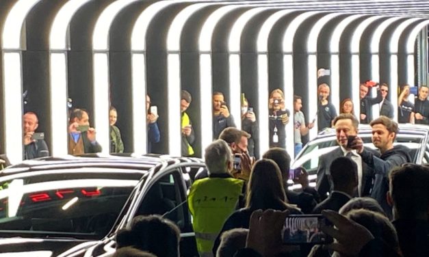 Tesla: Tesla Aktie mit Kurssprung, Elon Musk eröffnet Giga Factory in Grünheide