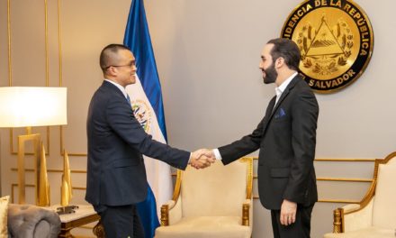 Krypto-Besuch: Binance-CEO zu Gast bei Präsident Bukele