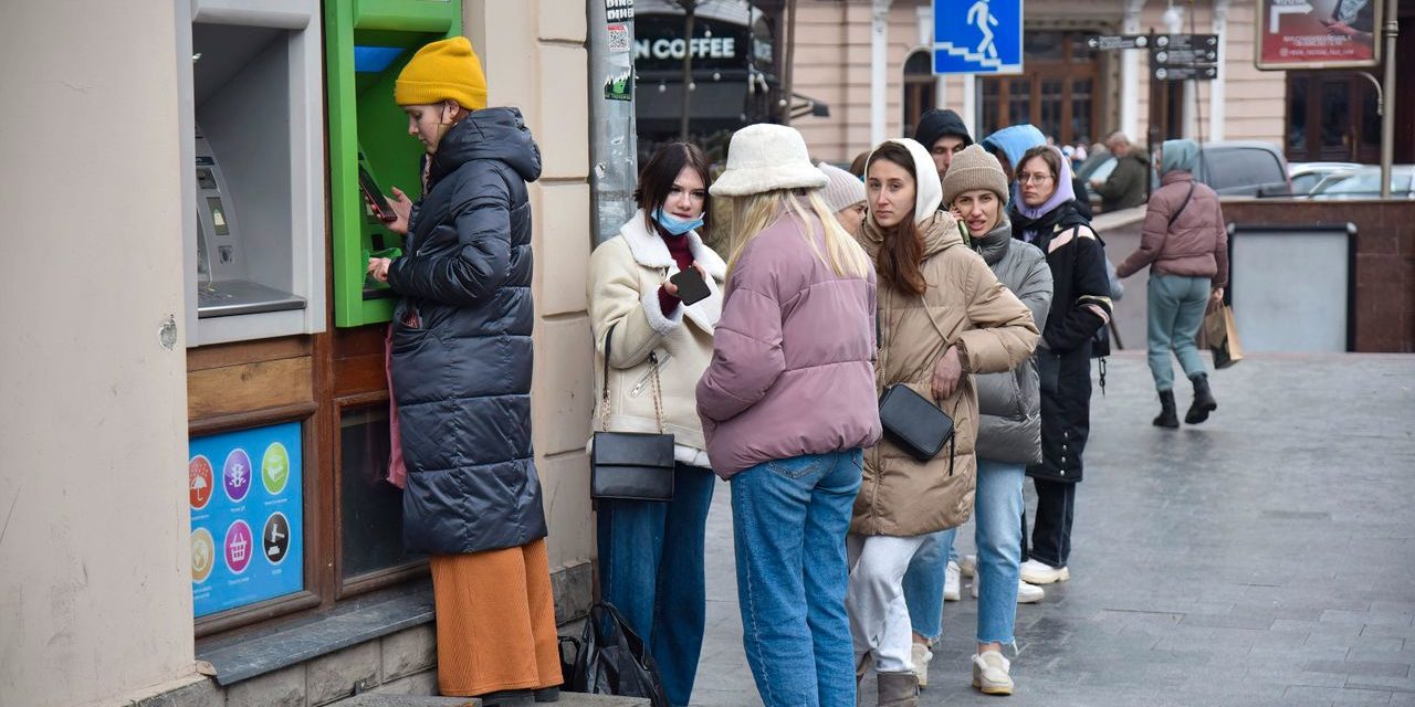 Ukrainische Flüchtlinge können kein Bargeld tauschen – EU sucht nach Lösung