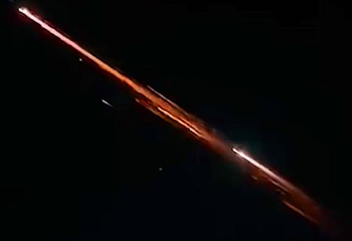 Chinesische Raketenstufe verursachte leuchtende Feuerspuren über Indien