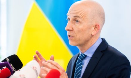 Kocher stellt rasche Integration ukrainischer Flüchtlinge in Aussicht