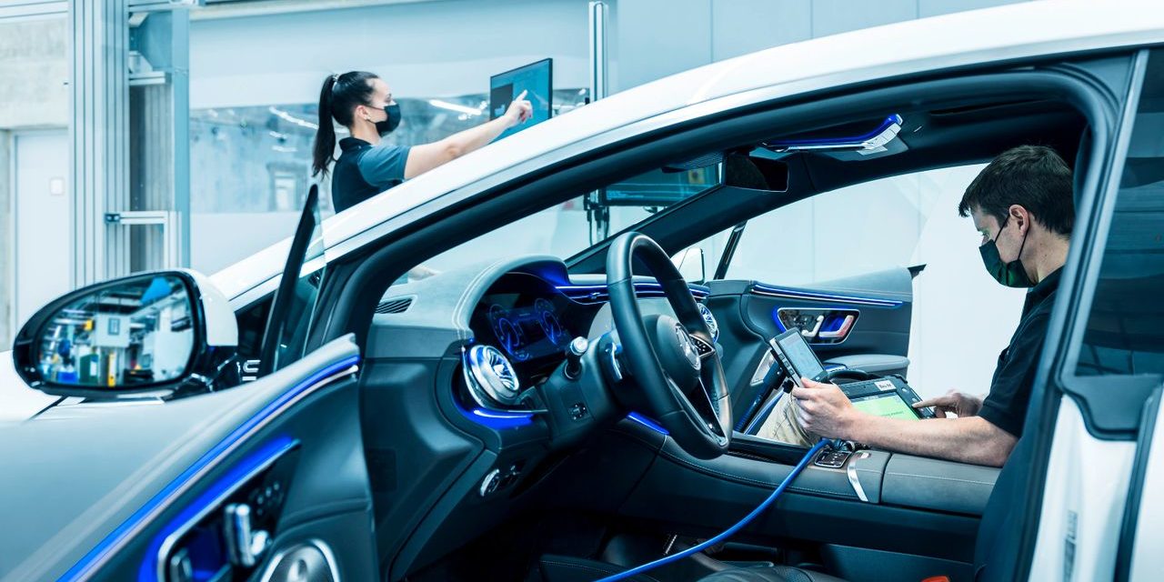 Mercedes: Autobauer stellt für 200 Millionen Euro 3000 Softwareentwickler ein