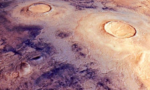 Eisreiche Einschlagkrater auf dem Mars fotografiert