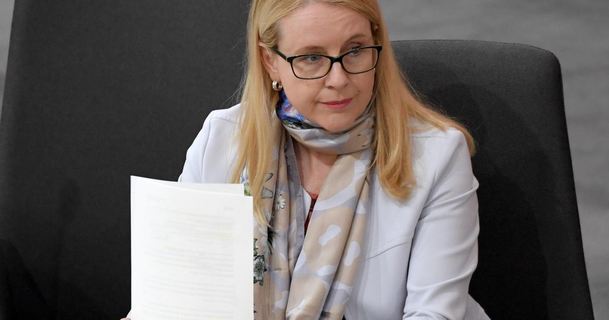 Schramböck krempelt um: Top-Jobs zu besetzen