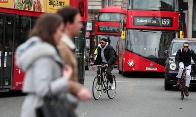 Nahe Rekordtief: Wegen Inflation bricht Konsummlaune der Briten ein