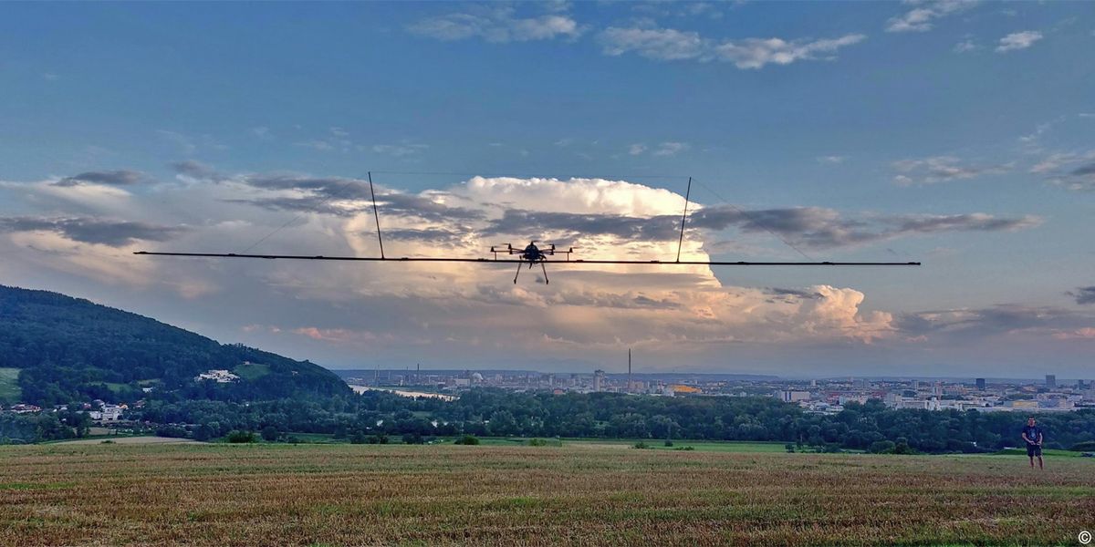 Erstmals in Echtzeit: Drohne verfolgt sich bewegende Personen unter Blätterdach