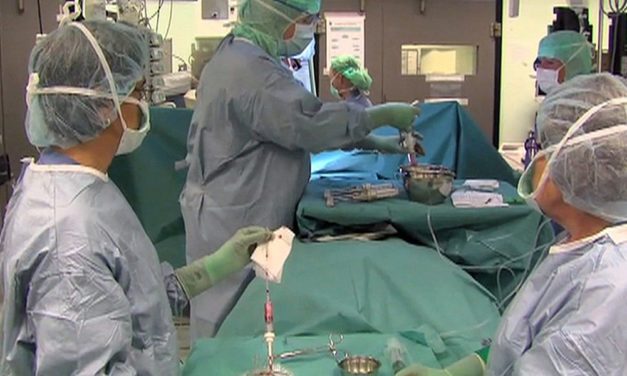 „Experimentelles Verfahren“: Prominenter Chirurg steht in Schweden vor Gericht