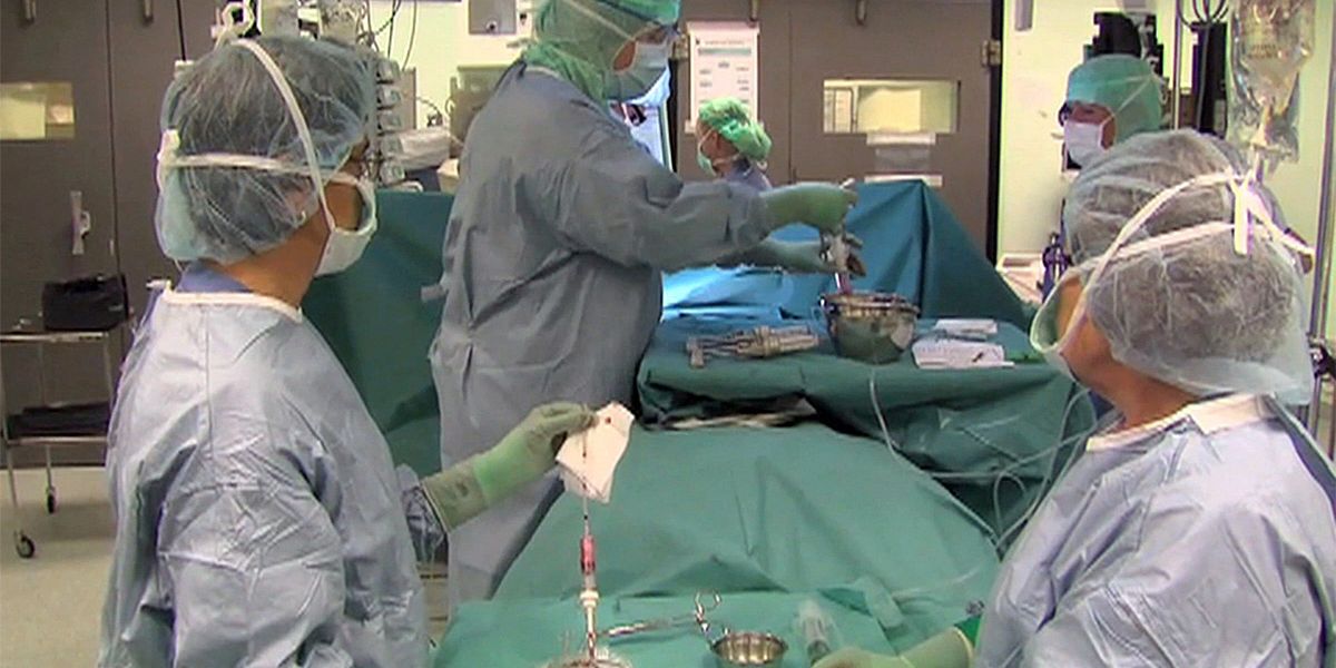 „Experimentelles Verfahren“: Prominenter Chirurg steht in Schweden vor Gericht