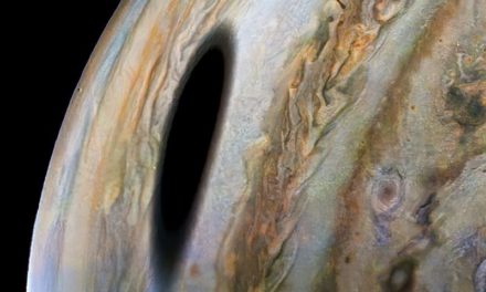 Dunkler Schatten auf Jupiters Wolkenmeer