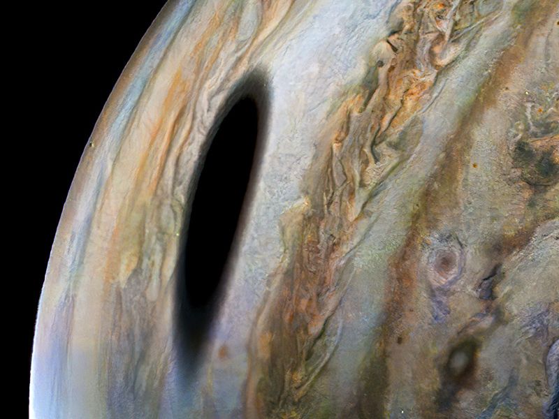 Dunkler Schatten auf Jupiters Wolkenmeer