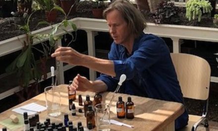 Ein hochwärtiger Duft entsteht wie ein Kunstwerk