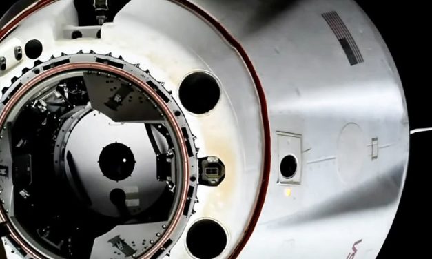 Langzeit-Astronautenteam kehrt mit Crew Dragon zurück