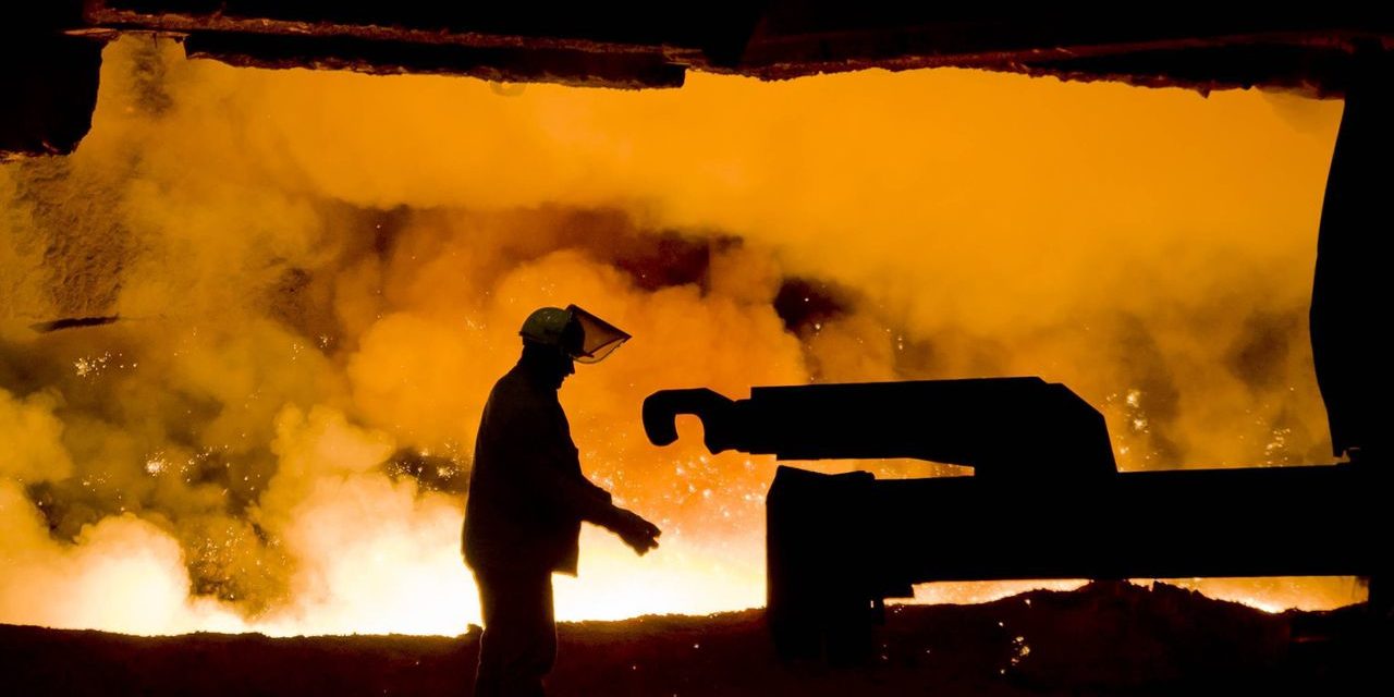 Thyssenkrupp: Industriekonzern profitiert vom Stahlboom und hebt Prognose an