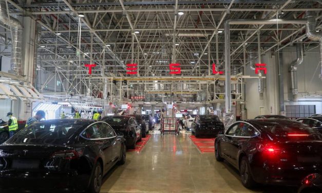 Tesla fordert Apple heraus: Ralf Kalmbach und Steffen Gänzle von Bain halten Elon Musk trotzdem für schlagbar