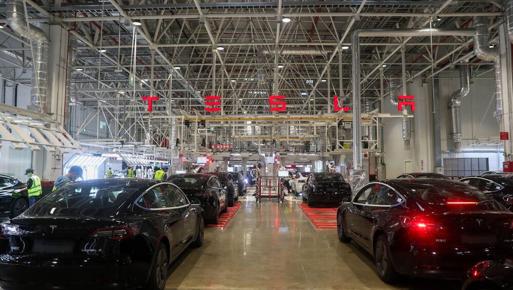 Tesla fordert Apple heraus: Ralf Kalmbach und Steffen Gänzle von Bain halten Elon Musk trotzdem für schlagbar