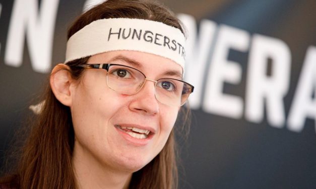 Klimaaktivistin klebte sich in Wiener Innenstadt auf Straße fest