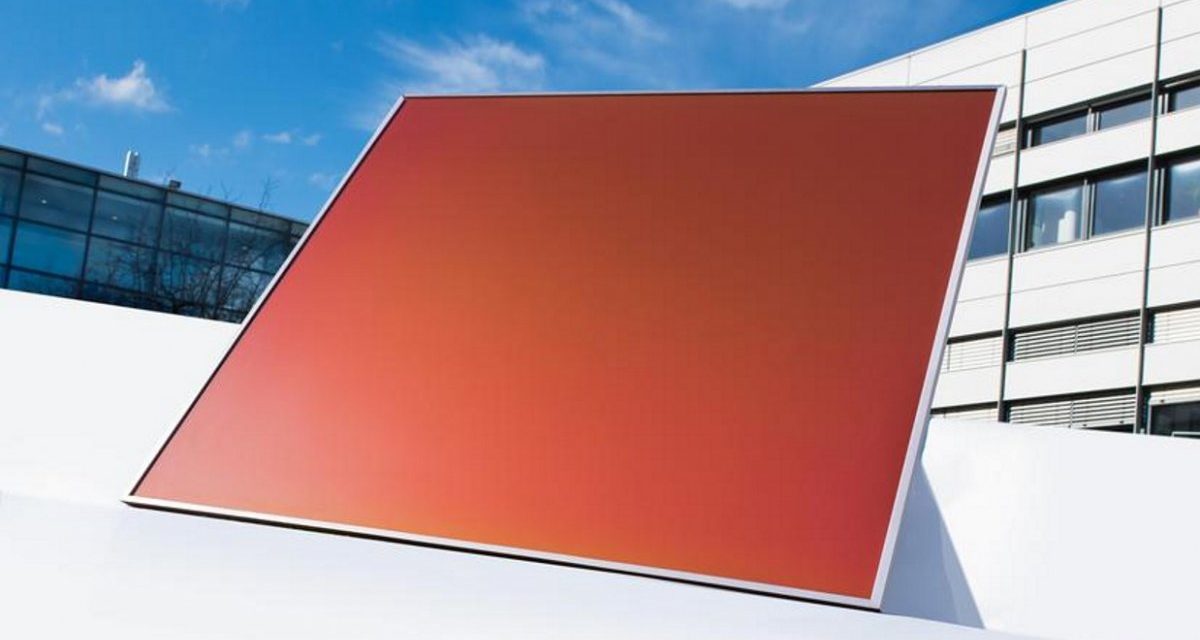 Bunt statt Blau: Folie verleiht blauen Solarzellen neue Oberflächenfarbe