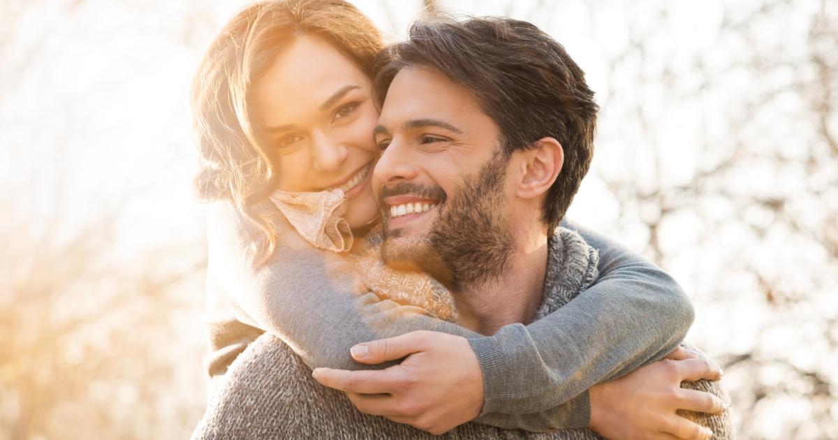 Umarmungen können bei Frauen Stress reduzieren