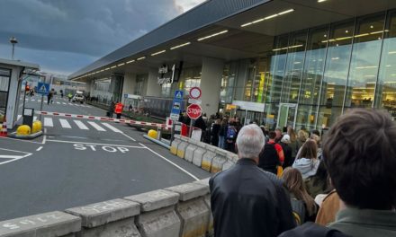 Verpasste Flüge, lange Warteschlangen: Flughafen-Chaos in Amsterdam
