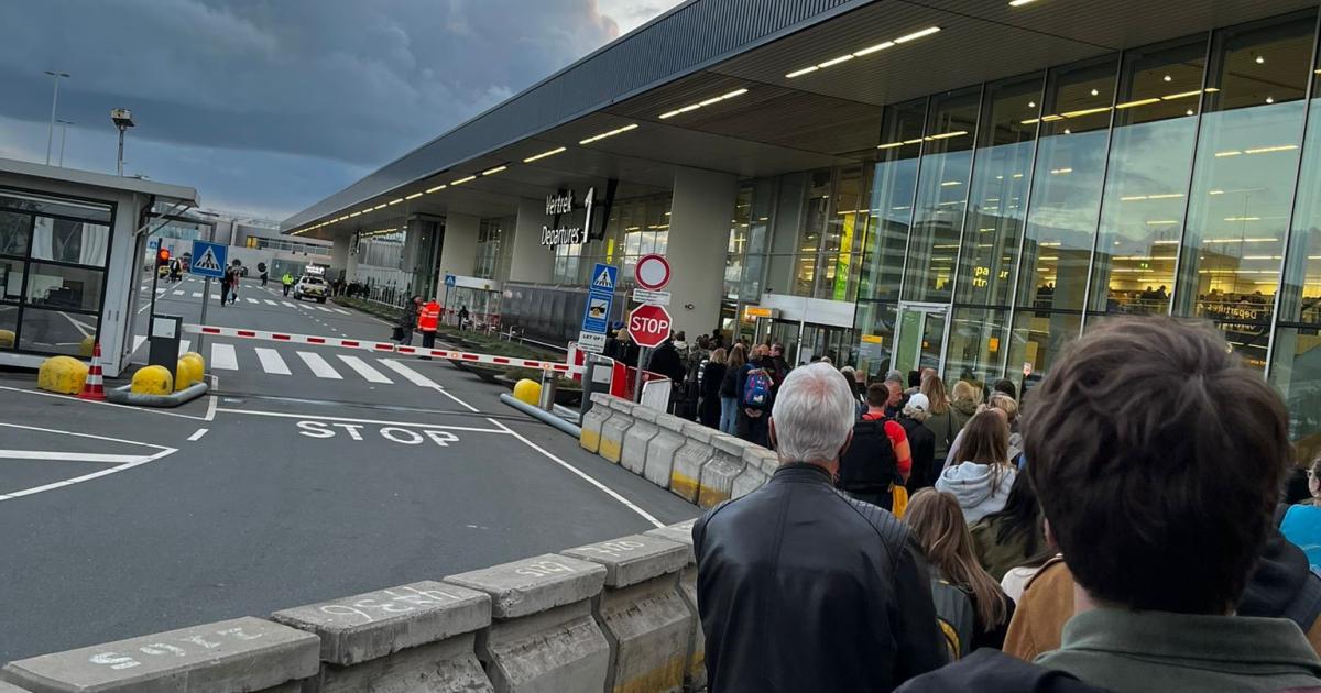 Verpasste Flüge, lange Warteschlangen: Flughafen-Chaos in Amsterdam