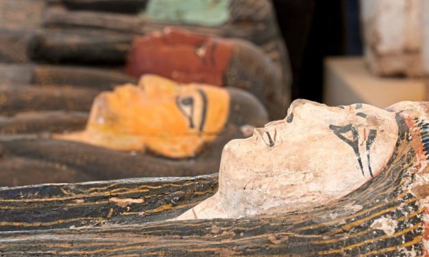 Zahlreiche Sarkophage und Statuen in altägyptischer Totenstadt aufgespürt