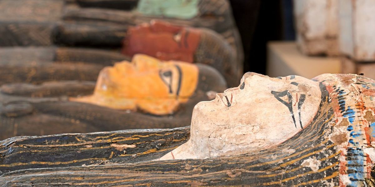 Zahlreiche Sarkophage und Statuen in altägyptischer Totenstadt aufgespürt