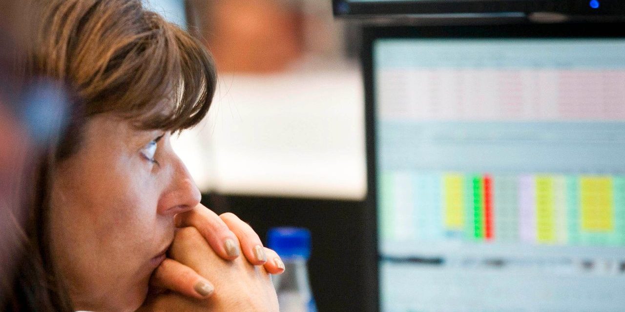 Börse: Dax am Dienstag unter Druck, Bitcoin springt an