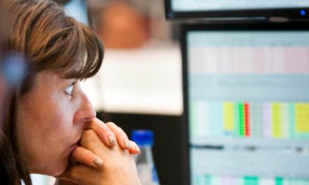 Börse: Dax am Dienstag unter Druck, Bitcoin springt an