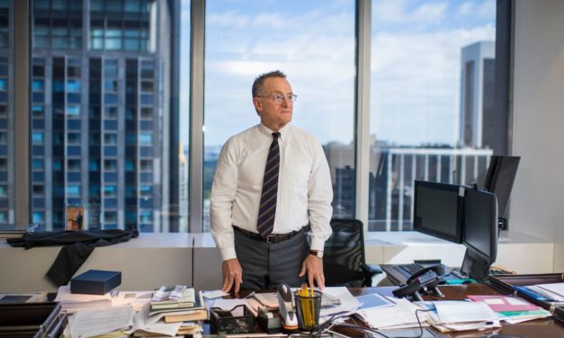 Geldanlage: Wie Investorenlegende Howard Marks sein Geld im Börsenchaos anlegt