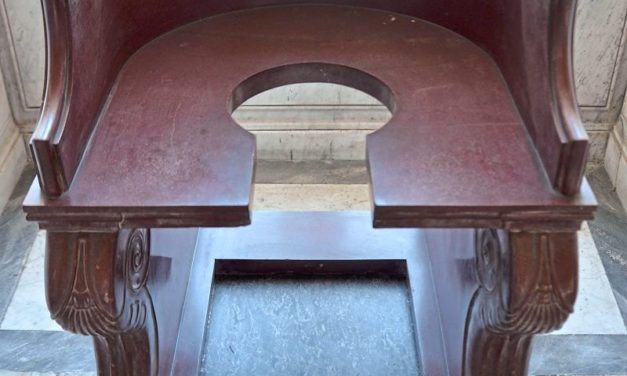 Stuhlgang gegen Größenwahn – worauf die mittelalterlichen Päpste thronten