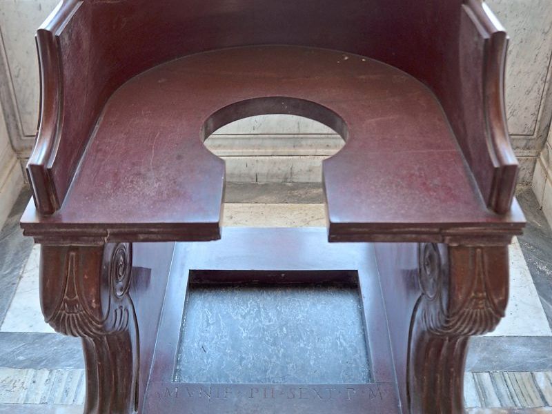 Stuhlgang gegen Größenwahn: Worauf die mittelalterlichen Päpste thronten